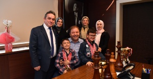 Satranç şampiyonları Kılıç’ı ziyaret etti