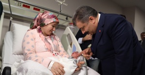 Sağlık Bakanı Koca, Ankara’da Yeni Yılın İlk Bebeklerini Ziyaret Etti