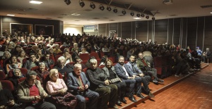 Çat Kapı Adlı Tiyatro Oyunu İzleyicileri Kahkahaya Boğdu