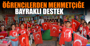 Öğrencilerden Mehmetçiğe Bayraklı Destek