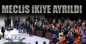Ayakta alkışlayanlar ve oturanlar olarak ikiye ayrıldı