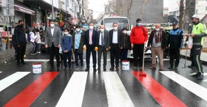 Bağcılar’da kaymakam ve başkan yaya geçitleri kırmızıya boyadı