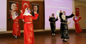 Kadın müdürlerden 8 mart'a özel halk oyunları gösterisi