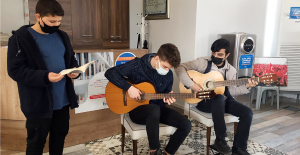 Kütüphanede müzik var