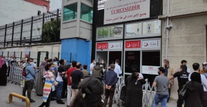 İl Göç İdaresi'nde sosyal mesafeyi hiçe sayan kuyruk