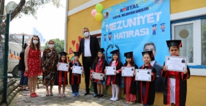 Kartal kreşlerinde karne sevinci
