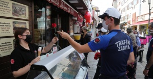 Zabıtadan esnaf ve vatandaşlara karanfil