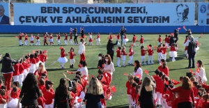 Öğrencilerden görkemli Cumhuriyet gösterisi