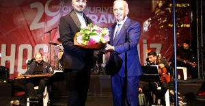 Ümraniye’de Cumhuriyet Bayramı kutlamaları Soner Sarıkabadayı konseri ile zirve yaptı