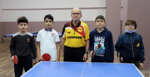 Çocuklar pinpon topuyla stres atıyor