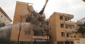 Deprem riski taşıyan 250 daire aynı gün yıkıldı