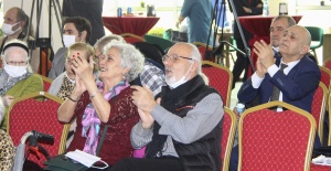 İBB’DEN YAŞ ALMIŞLARA TEKNOLOJİ HEDİYESİ