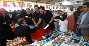 Başkan Özdemir, kitap imzalatmak için kuyruğa girdi