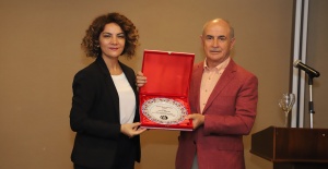 Başkan Akgün’e “Barınma Politikaları Özel Ödülü” verildi
