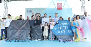 KAĞITHANE'DE UÇURTMALAR GÖKYÜZÜNÜ SÜSLEDİ