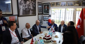 GÜNEY KORE'DEN GELEN HEYET KORE GAZİLERİNİN ÖNÜNDE YERE KAPANDI!
