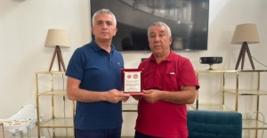 SERDAR ÜNSAL’DAN AZERTAÇ TEMSİLCİSİ SABİR ŞAHTAHTI’YA PLAKET