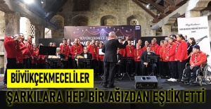 Büyükçekmeceliler şarkılara hep bir ağızdan eşlik etti