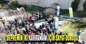 Depremin iki kahramanı için saygı duruşu