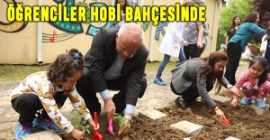 Öğrenciler hobi bahçesinde