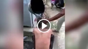 Zina Yapan Çifte Sokak Ortasında Lağım Suyuyla Yıkama Cezası!