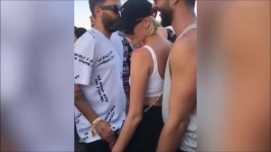 ÜNLÜ MODEL İYİCE ABARTTI!